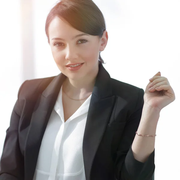 Close-up van een succesvolle jonge zakenvrouw zitten aan een bureau. — Stockfoto