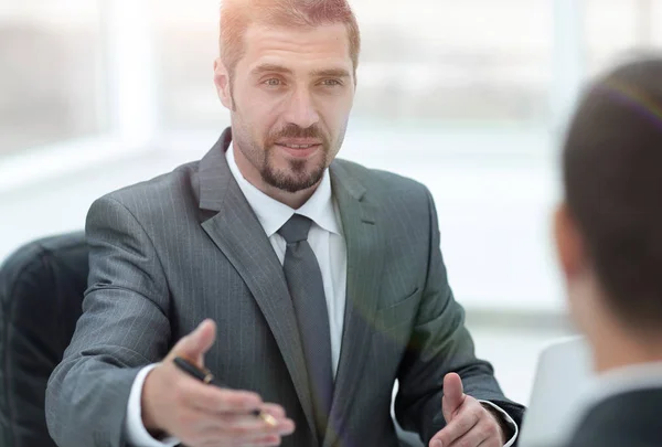 Närbild. Manager och klienten diskuterar villkoren för avtalet på kontoret. — Stockfoto