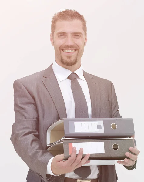 Sorridente empresário segurando um monte de pastas com documentos — Fotografia de Stock