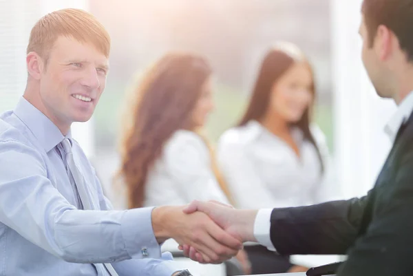 Handshake partnerów biznesowych przy biurku — Zdjęcie stockowe