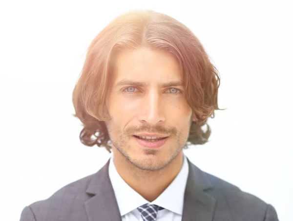 Gelukkig jongeman met donker haar dragen van een elegante pak. — Stockfoto