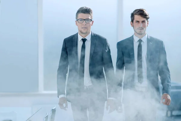Νέοι επιχειρηματίες σε ένα καπνιστή γραφείο — Φωτογραφία Αρχείου