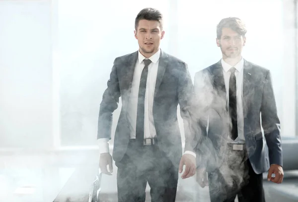 Hombres de negocios salen de la oficina en humo — Foto de Stock