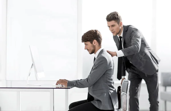 Two men in the office in smoke — Stock Photo, Image