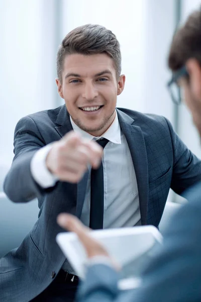 Dos jóvenes empresarios discuten ideas con una tableta — Foto de Stock