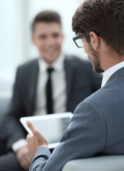 Dos jóvenes empresarios discuten ideas con una tableta —  Fotos de Stock