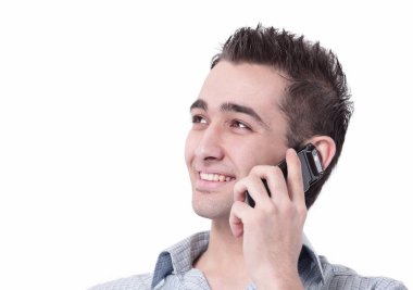 modern genç bir cep telefonuyla konuşuyor.