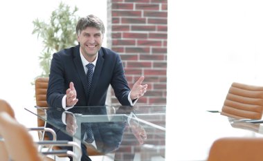 Boş bir masada oturan başarılı bir iş adamı.