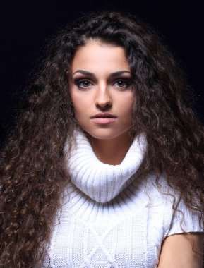 Kıvırcık saçlı gülümseyen modeli