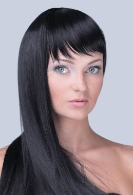 Güzel bir kadın yüzü temiz ten - gri izole ile