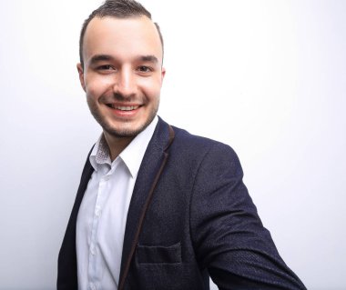 Kopya alanı üzerinde işaret mutlu başarılı bir iş adamı. Beyaz bir arka plan üzerinde izole