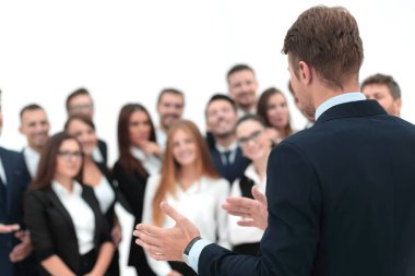 işadamı ekibine bir konuşma yapar.