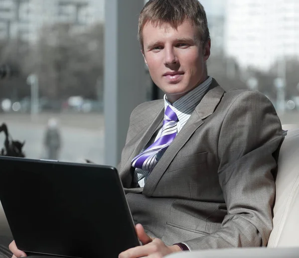 Homme d'affaires travaillant au bureau avec un ordinateur portable sur son bureau . — Photo