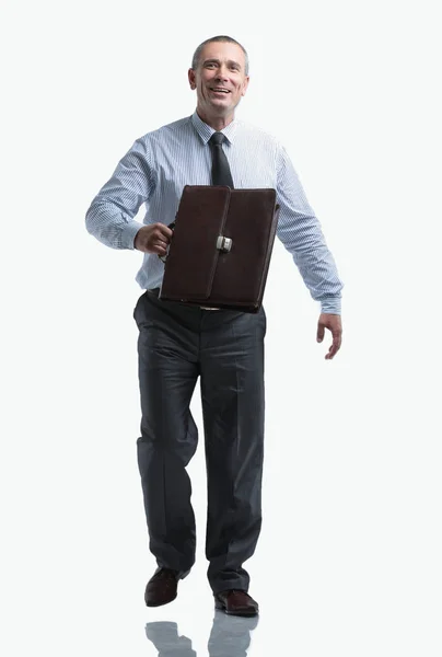 Homem de negócios moderno com uma pasta indo para a frente — Fotografia de Stock