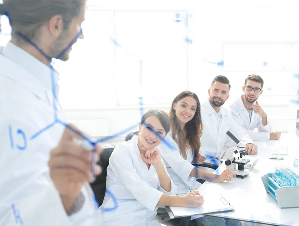 Voir à travers le Conseil transparent. un scientifique fait un rapport . — Photo