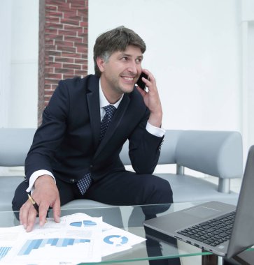 Ofis masa başında oturan kendine güvenen iş adamı