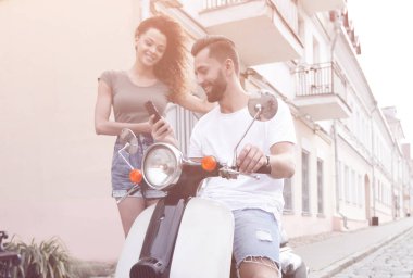 Binme scooter birlikte gülümseyen genç mutlu çift