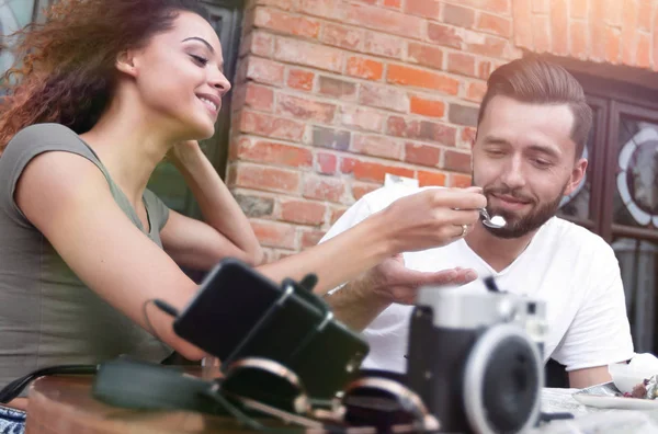 Junge Touristen frühstücken am Restauranttisch — Stockfoto