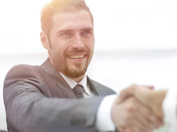 Primo piano .handshake di partner commerciali su una scrivania — Foto Stock