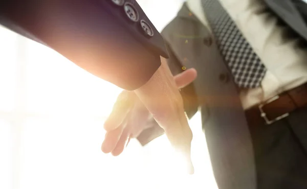 Twee zakenmannen gaan handdruk maken. — Stockfoto