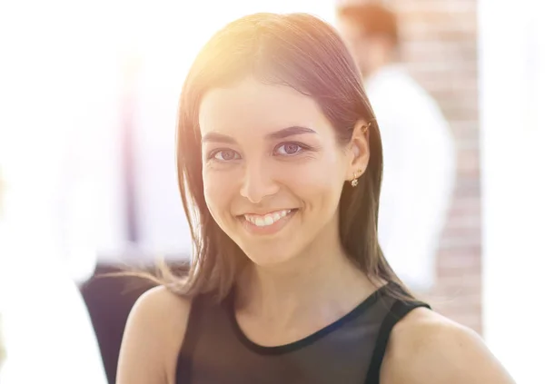 Retrato de mujer de negocios joven sobre fondo borroso . — Foto de Stock