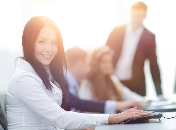 Mujer de negocios en el fondo de la oficina — Foto de Stock