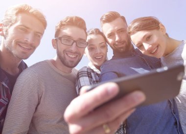 Bir grup genç selfie çekiyor..