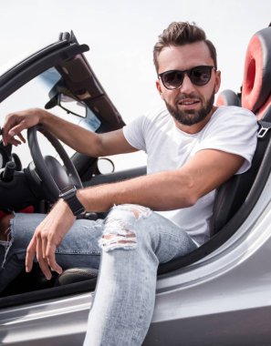 Lüks arabada oturan up.stylish genç adam kapatın