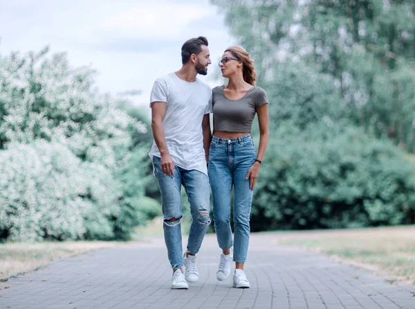 Happy loving couple on a walk in the city Park — Stock Photo, Image