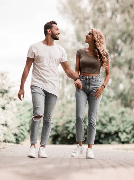 Pareja joven en un paseo por la ciudad Parque — Foto de Stock