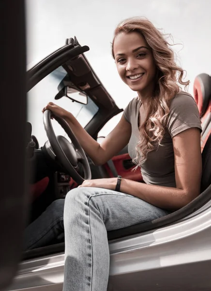 Крупним планом.стильна молода жінка сидить у розкішному автомобілі — стокове фото