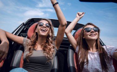 up.two kız bir convertib arka koltuğunda oturan kapatın