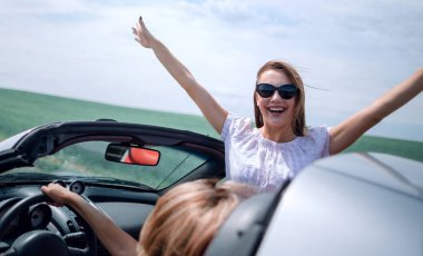 yakın çekim. mutlu genç kadın arabada seyahat.