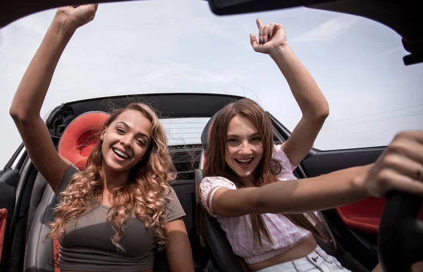 Duas mulheres felizes curtindo o passeio no carro . — Fotografia de Stock