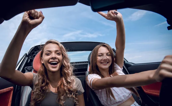 To kjærester som nyter en tur i bilen – stockfoto