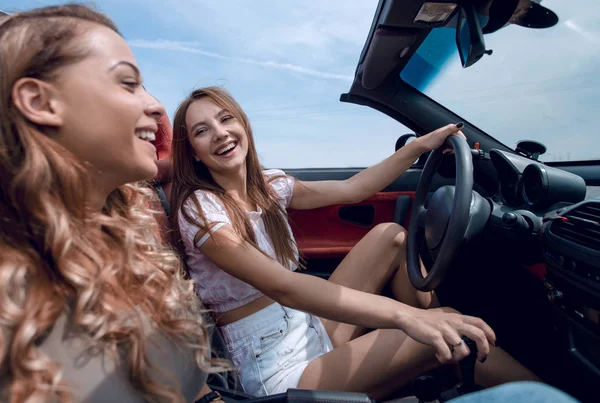 Dziewczyny mówią, podróżowanie w samochodzie — Zdjęcie stockowe