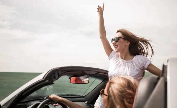 Close-up. Gelukkig jonge vrouw reizen in een cabrio — Stockfoto