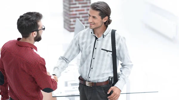 Handschlag-Mitglieder des Business-Teams bei der Sitzung. — Stockfoto