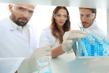 arka plan görüntüsü sıvı cam tüp içinde eğitim bilim adamları bir grup olduğunu.