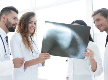 tıbbi çalışanlar hasta röntgen filmine bakarken