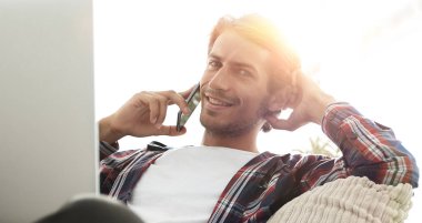 başarılı bir adam bir Smartphone-e doğru bahsediyoruz Close-Up