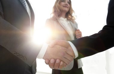 İş adamı tokalaşmasını toplantı odasında kapatın.