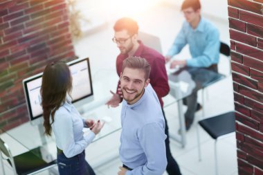 İş adamları modern o toplantıda, bir şey tartışmak