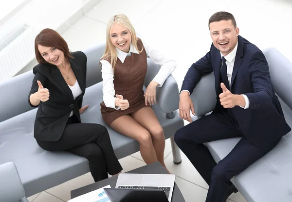 Equipo de negocios exitoso sentado en el vestíbulo de la oficina —  Fotos de Stock