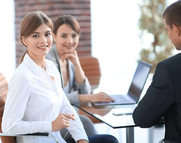 Affärskvinnor och kollegor som sitter vid skrivbord — Stockfoto
