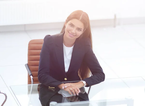 Vrouw Manager zit aan de tafel — Stockfoto