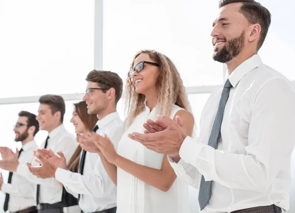 Anställda i bolaget applåderar stående på kontoret — Stockfoto