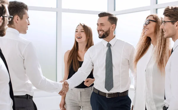 Apretón de manos de los socios comerciales jóvenes en la oficina . — Foto de Stock