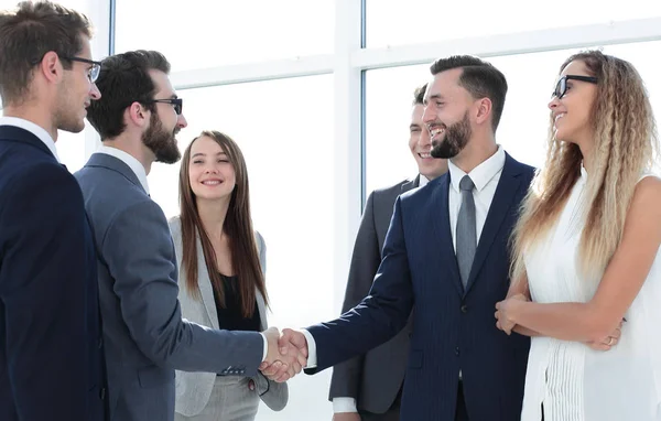 Stretta di mano di uomini d'affari a una riunione in ufficio — Foto Stock