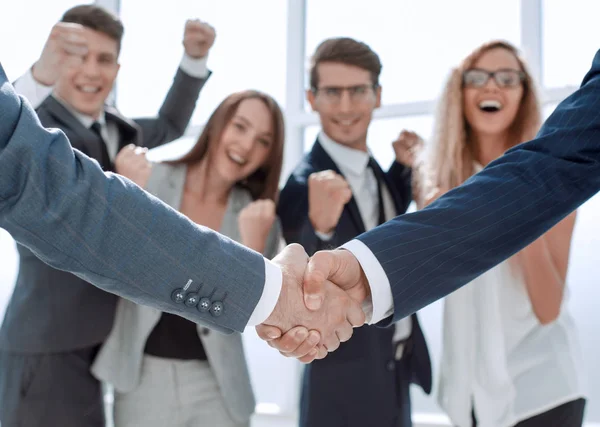 Close Handshake Parceiros Negócios Fundo Escritório Borrado Conceito Cooperação — Fotografia de Stock